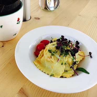 Bachforellen-Ravioli mit Pomodorini und Basilikum