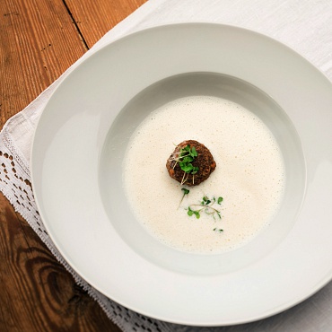 Gänseleberknödel mit Krenschaumsuppe