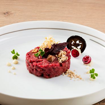 Geräuchertes Rehtartar mit Sellerie und Cranberries