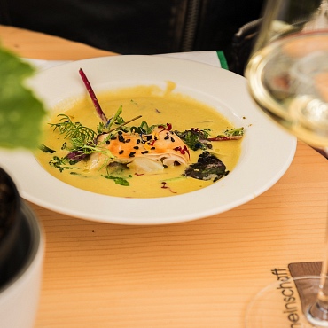 Radieschensuppe mit Wiesenkräuter und Radieschenstrudel