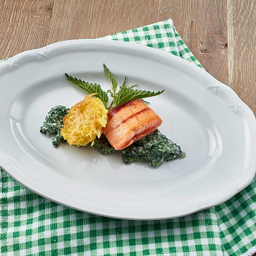 Lachsforelle in Lardo mit Rahmbrennesseln und Rösti