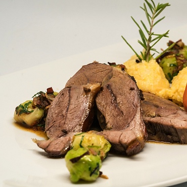 Lammschulter mit Polenta und Speckkohlsprossen