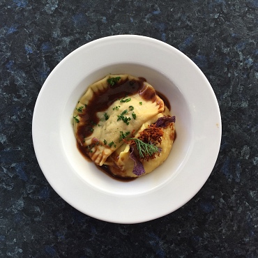 Gamsravioli auf Kürbispüree