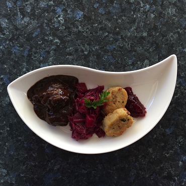 Hirschragout mit Eierschwammerl-Knödel und Apfelrotkraut