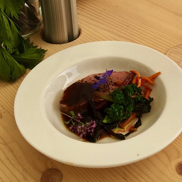 Sous-Vide gegarte Lammkeule mit Mais